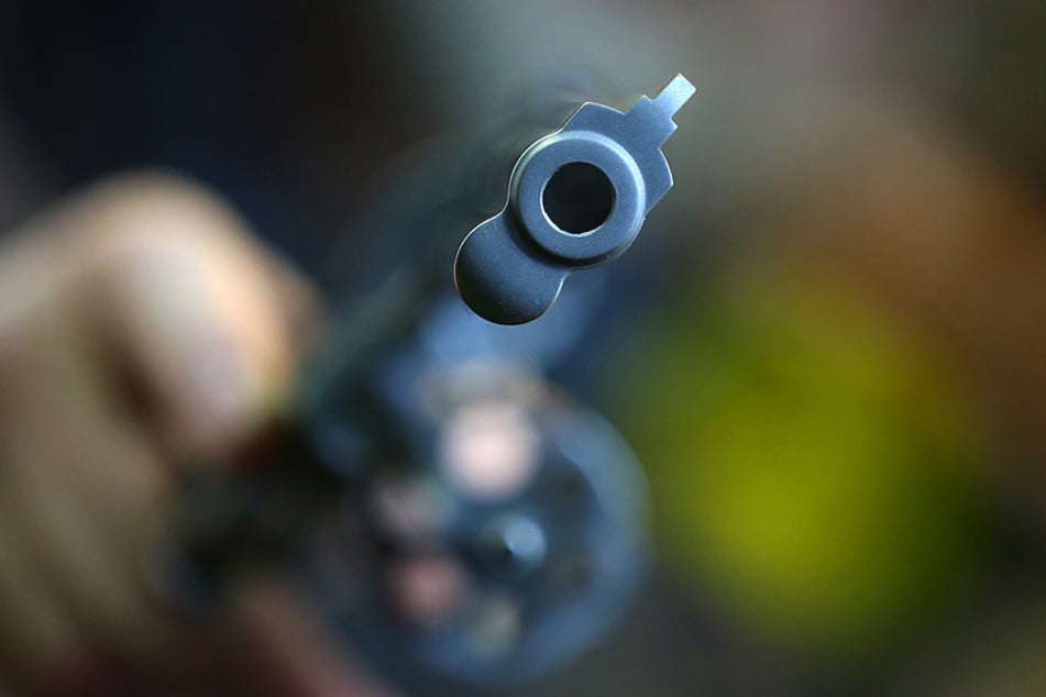 Der Unternehmer bekräftigte seine Drohung, indem er seinem Ex-Mitarbeiter den eingesteckten Revolver zeigte (Symbolbild).