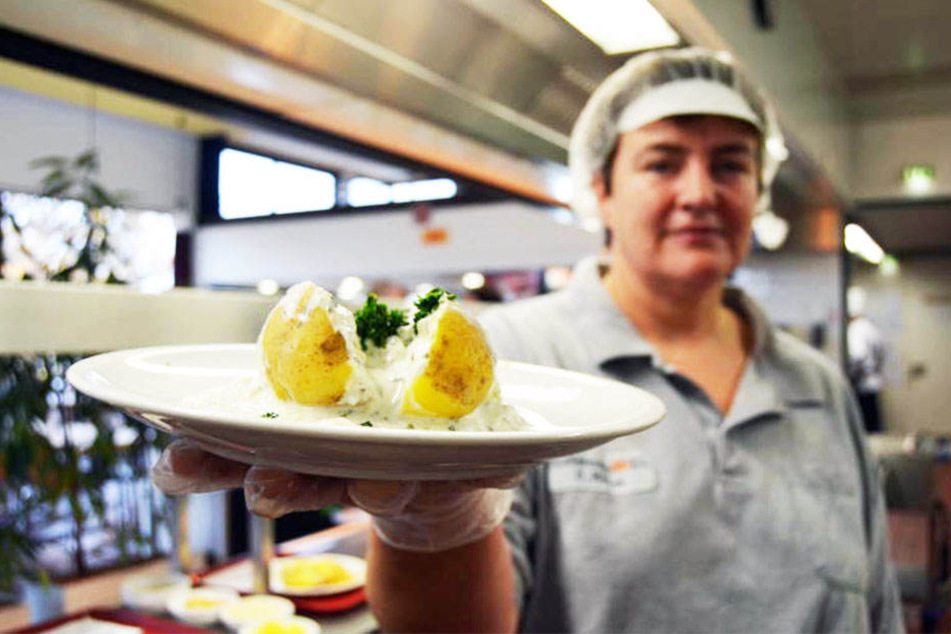 Jeden Tag werden in der Mensa der Hochschule OWL rund 200 Mittagessen gekocht.