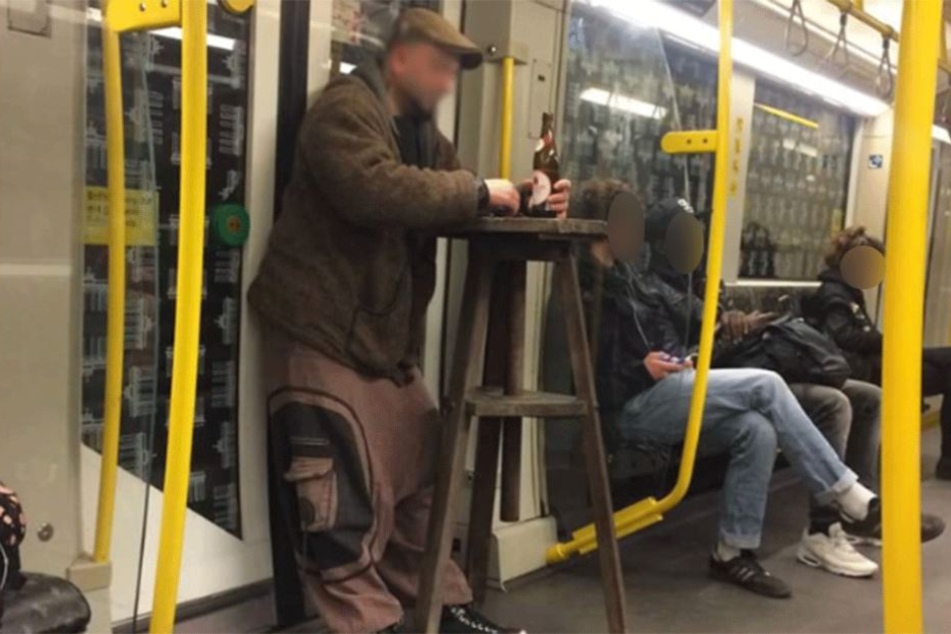 Lässig in der U-Bahn, mit Stehtisch und Bierchen.