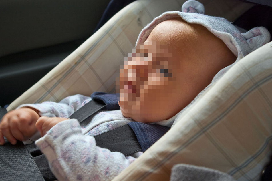 Das Baby war noch im Auto, als die Mutter die Tür verriegelte. (Symbolbild)