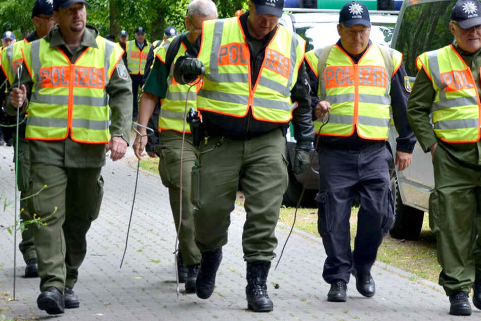 Dutzende Polizisten durchkämmten am Dienstagvormittag einen Wald bei Hof.
