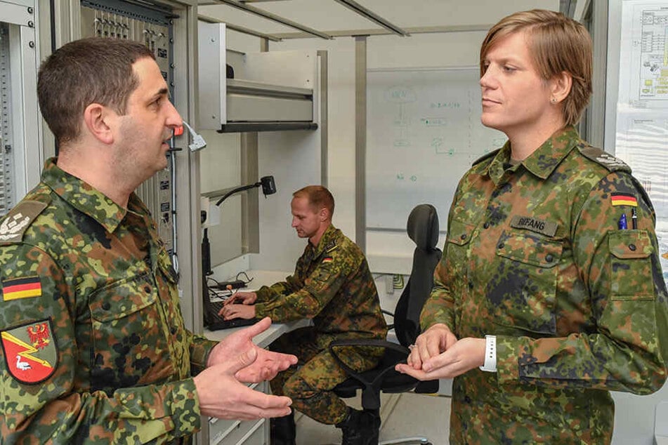 Oberstleutnant Anastasia Biefang (r.) und ihr Vorgänger Oberstleutnant Thorsten Niemann, Standortältester der Kurmark-Kaserne und Kommandeur des Führungsunterstützungsbataillons in Stokow (Brandenburg), unterhalten sich am 9.10.2017 in einem Lehrraum.