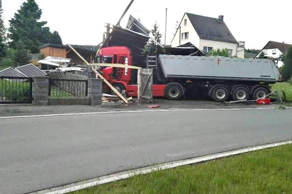 Der Lkw fuhr durch einen Zaun in den Vorgarten.