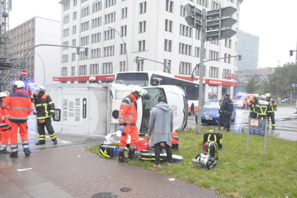 Rettungskräfte an der Unfallstelle.