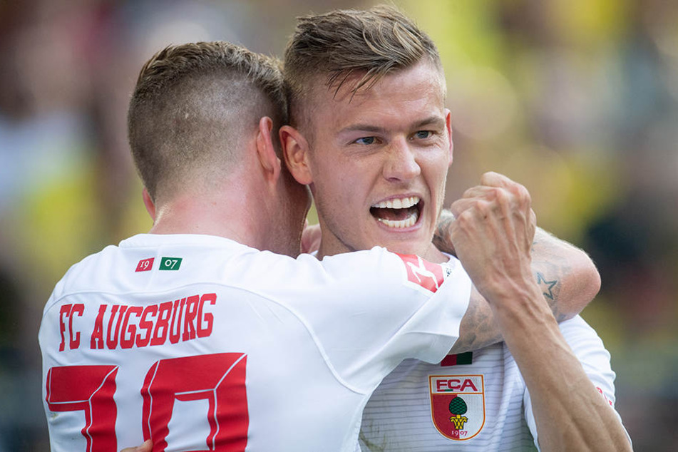 Augsburgs Stürmer Alfred Finnbogason (r.) bejubelt sein Tor zur 1:0-Führung.