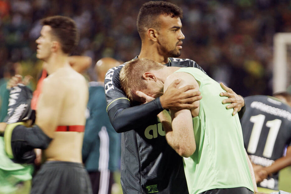 Spieler vom brasilianischen Erstligisten Associação Chapecoense de Futebol mussten in der Zeit nach dem Absturz viel aushalten. (Bildmontage)