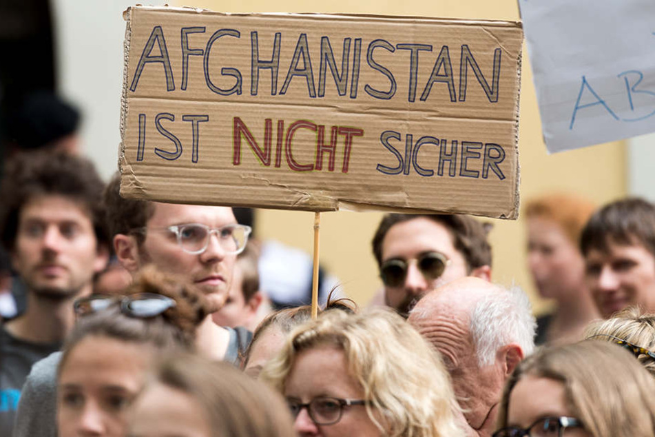 "Afghanistan ist nicht sicher" steht auf einem Plakat von Demonstranten in München.