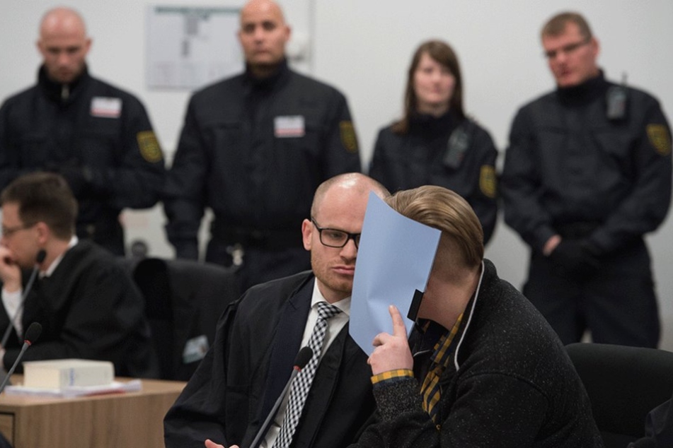 Anwalt Carsten Brunzel im Gespräch mit seiner Mandantin Maria K. (28).