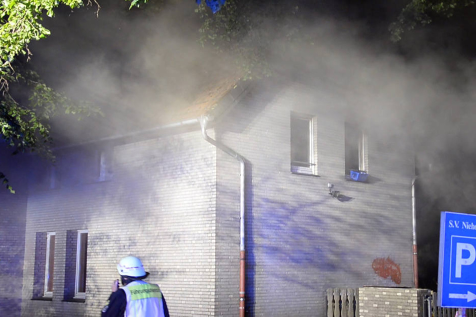 Bei dem Feuer entwickelte sich viel Rauch.