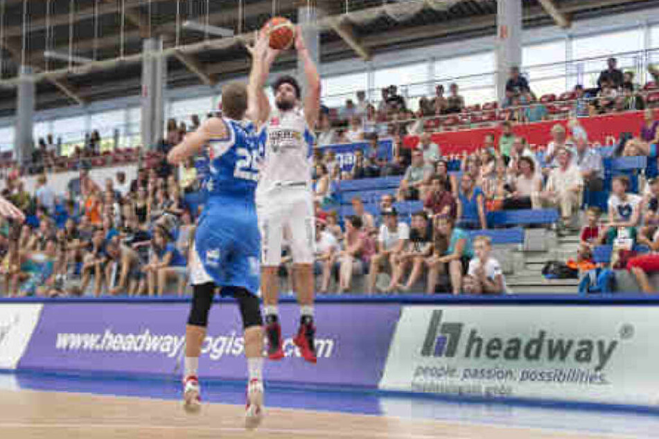 Die Basketballer der Dresden Titans reisen nach Gotha und empfangen daheim Paderborn. Mit dabei ist dann wieder Yusuf El Domiaty (am Ball).