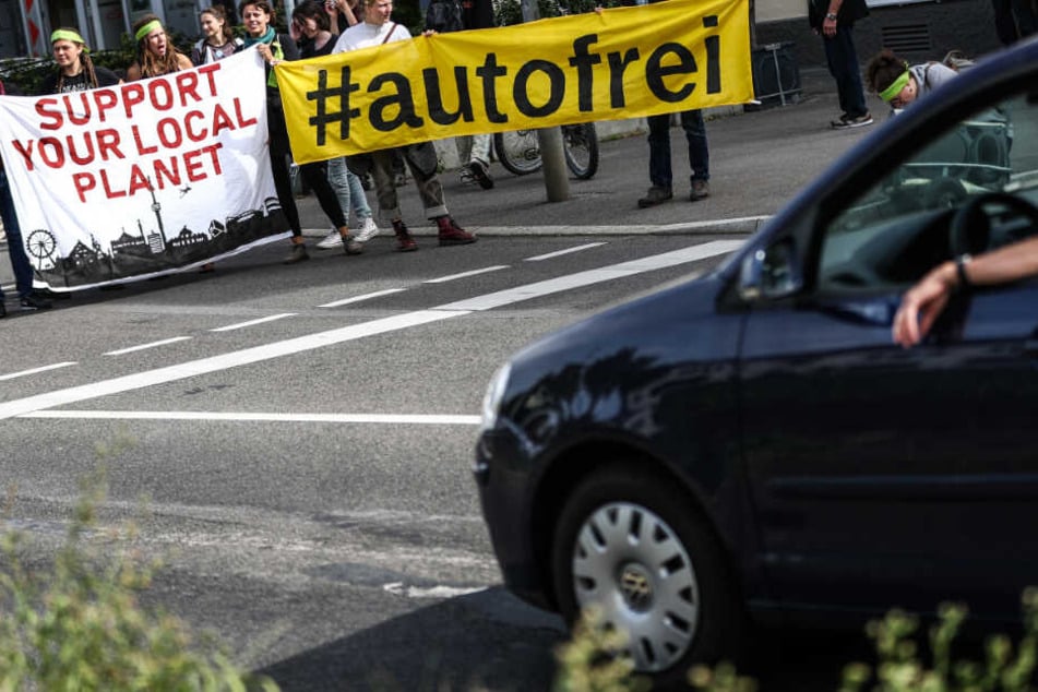 Autogegner vom Bündnis "Kesselbambule" errichteten im September am "autofreien Sonntag" spontan eine Straßenblockade auf der B14 in der Stuttgarter Innenstadt.
