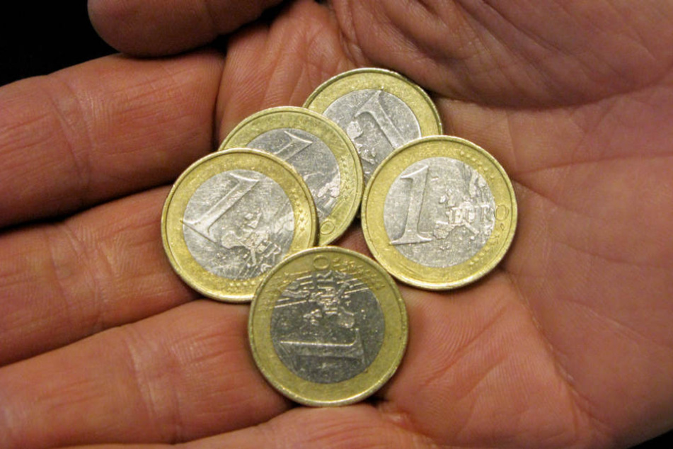 Man geht arbeiten, dennoch reicht das Geld zum Leben nicht aus.