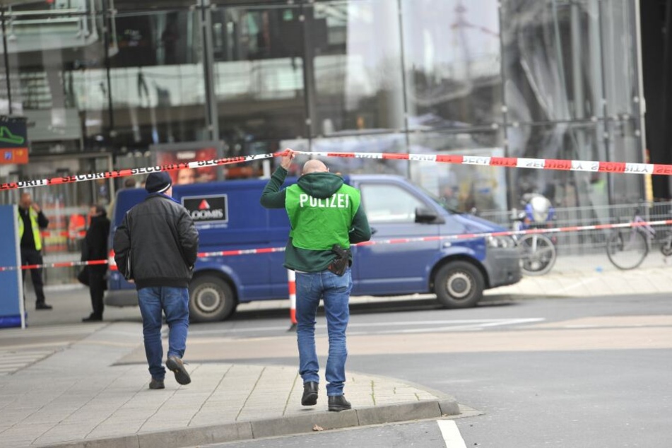 Ermittler am Tatort am Flughafen Köln Bonn.