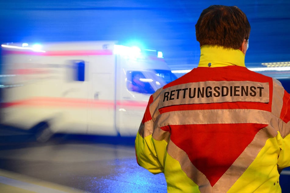 Bei einem Rettungseinsatz wurde ein Sanitäter der Feuerwehr angegriffen. (Symbolbild)