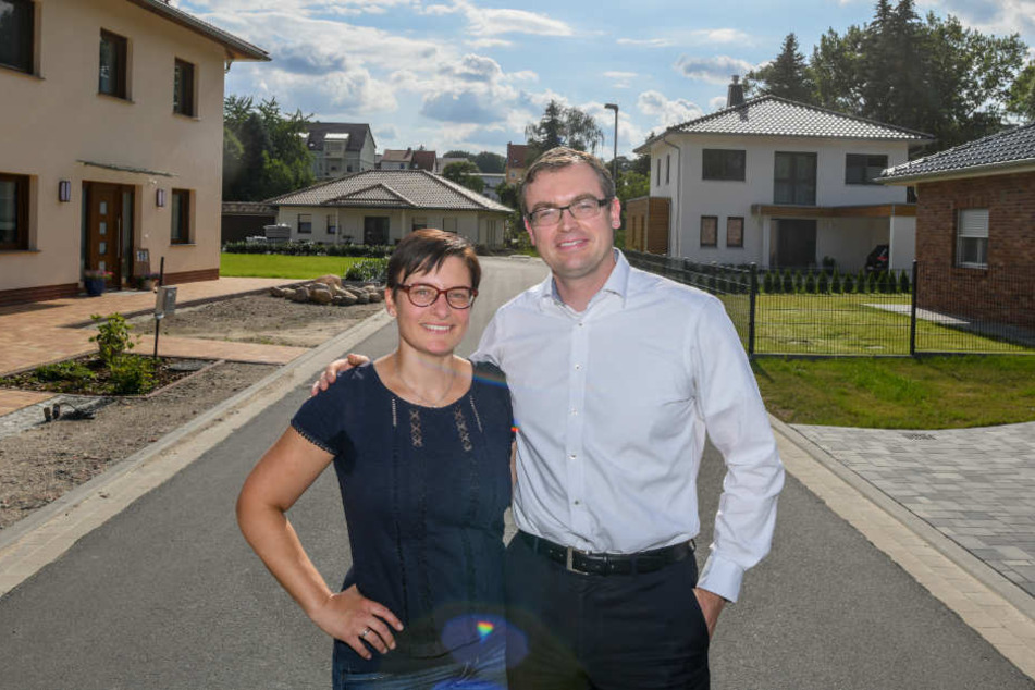 Die Rückkehrer Stefanie und Ivo Baumert in ihrem neuen Wohngebiet in Spremberg (Brandenburg). Das Ehepaar zog es aus Hamburg zurück in ihre alte Heimat.
