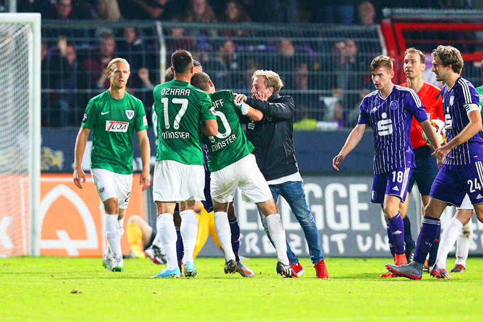 Am 10. Spieltag der Saison 2015/16 attackierte Christian Merkens (Mitte) vom VfL Osnabrück den Münsteraner Amaury Bischoff (links).