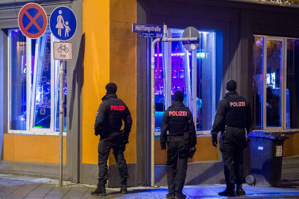 Mit 45 Beamten durchsuchte die Polizei die Bar.