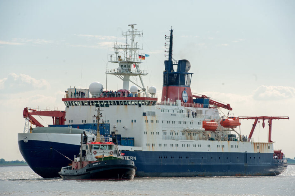 Die "Polarstern" bricht von Bremerhaven aus Richtung Arktis auf.