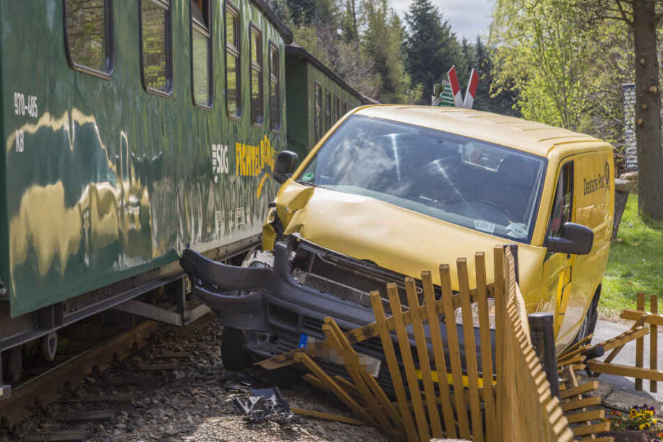 Das Postauto wurde nach der Kollision mit dem Zug gegen einen Zaun geschleudert.