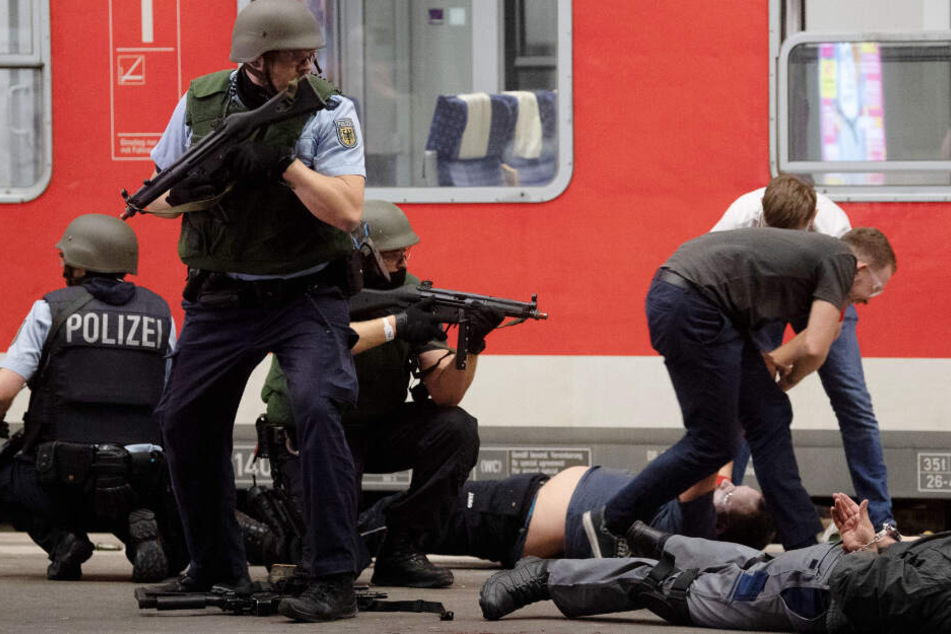 Polizeibeamte stehen während einer Pressevorführung im Rahmen einer Großübung der Bundespolizei und der Landespolizei Baden-Württemberg auf einem Gleis des Stuttgarter Hauptbahnhofs. (Archivbild)