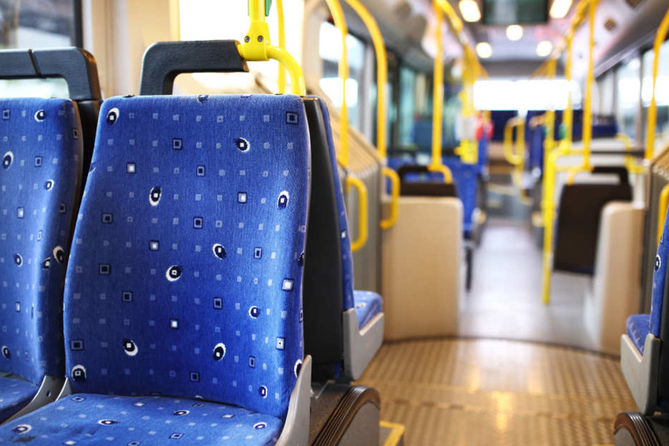 In einem Bus wurde eine 11-Jährige unsittlich berührt. (Symbolbild)
