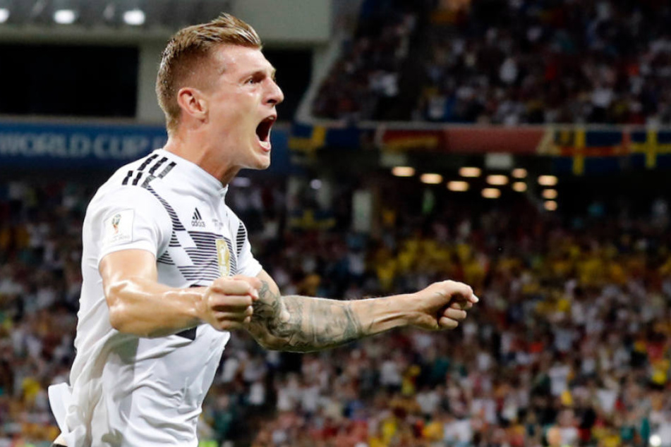 Torschütze Toni Kroos (28) schreit seine grenzenlose Freude und Erleichtung heraus.