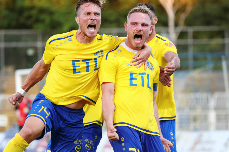 Patrick Wolf (l.) traf in der 9. Minute der Nachspielzeit zum 1:0-Sieg in Meuselwitz. (Archivbild)