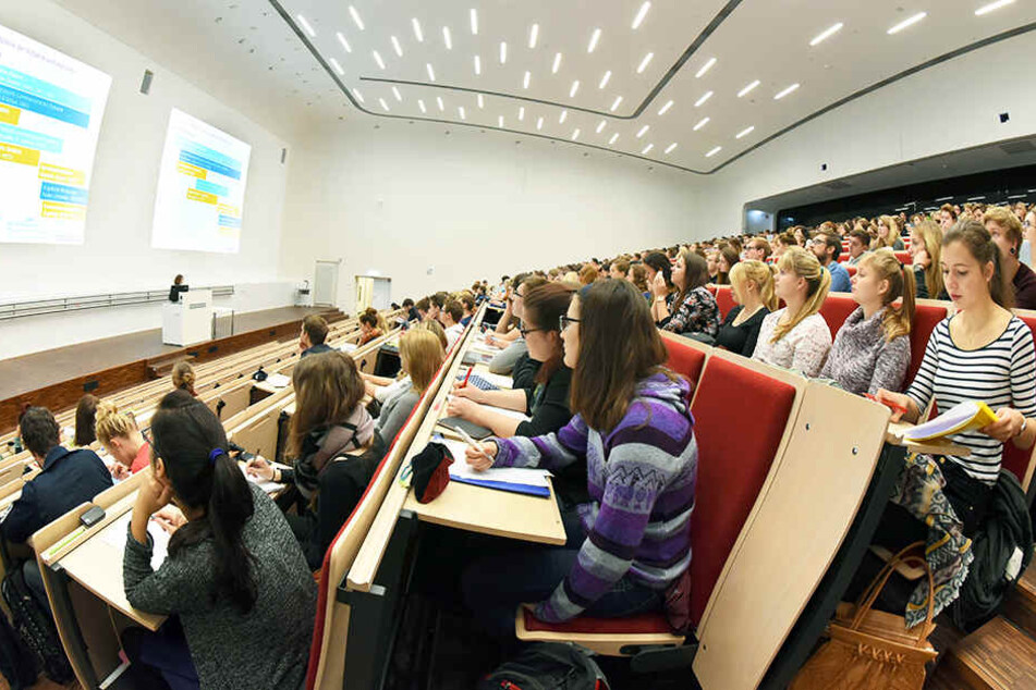 Über 7.000 "Erstis" starteten am Mittwoch offiziell in die Uni.
