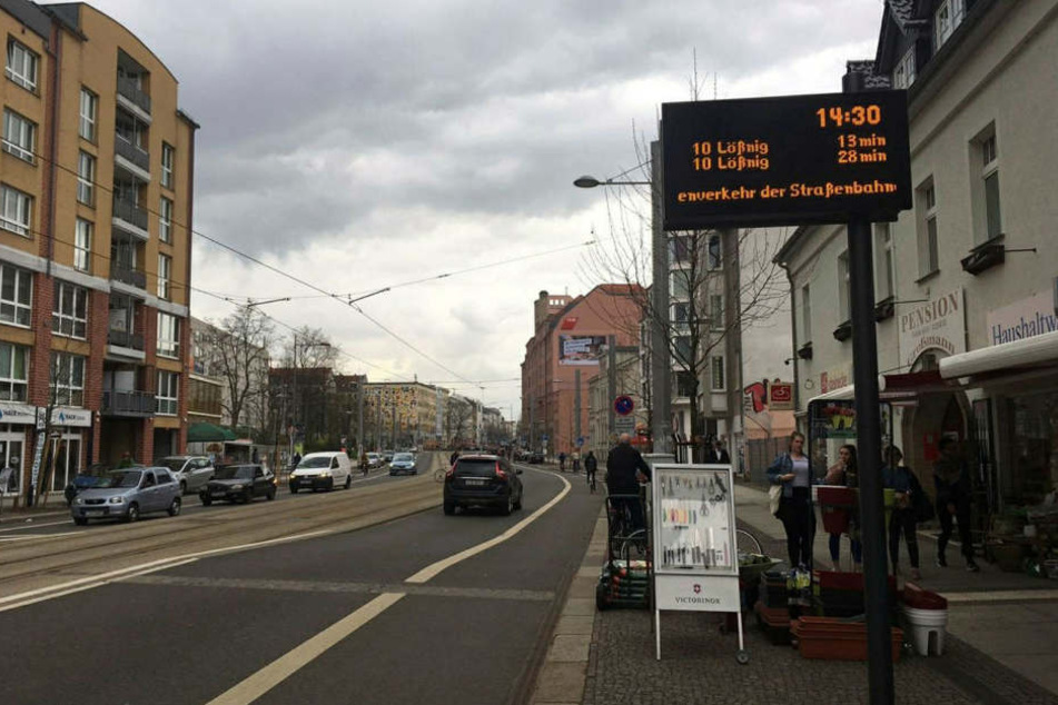 Auf der Leipziger Karl-Liebknecht-Straße ist ein Anhänger von Rot-Weiß Erfurt angegriffen worden. (Archivbild)