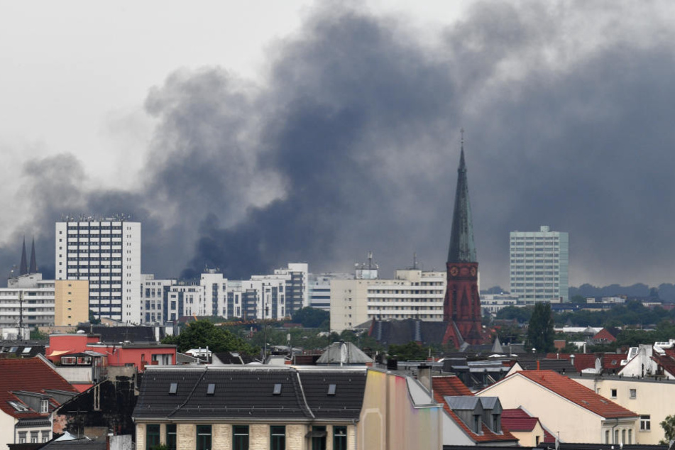 Dunkler Rauch steigt über Hamburg auf: Am Dienstag beginnt ein erster G20-Prozess.