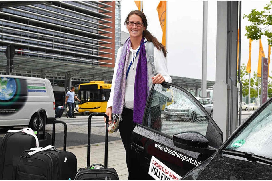 Als erste von drei Amerikanerinnen kam Liz McMahon (23) am Dresdner Flughafen an.