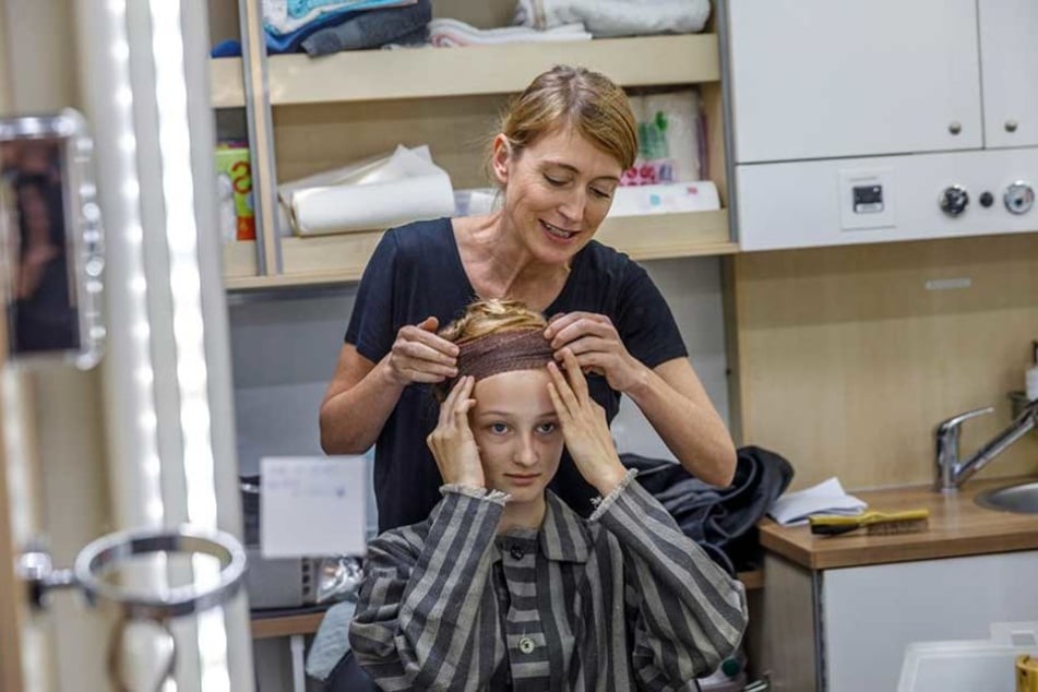 Maskenbildnerin Anke Saboundjian (43) versteckt die Haare von Natalie Vagnerova unter Mullbinden.