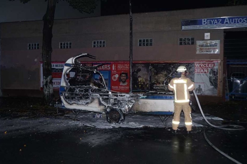 Bereits am Mittwoch brannte auf der Selkestraße dieser Wohnanhänger.