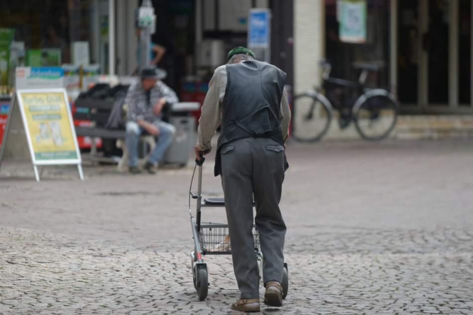 Weil das Rad am Rollator kaputt war, ging der Mann sehr langsam. (Symbolbild)