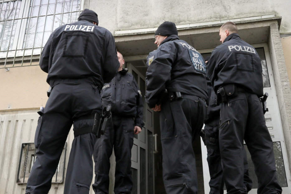 Die Polizei hatte am Dienstag mehrere Objekte durchsucht. (Symbolbild)