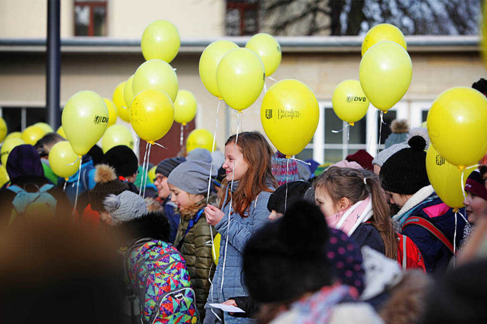 Zur Eröffnung stiegen Luftballons in die Höhe: Der neue Schulcampus an der Wehlener Straße in Tolkewitz wurde gestern eröffnet.