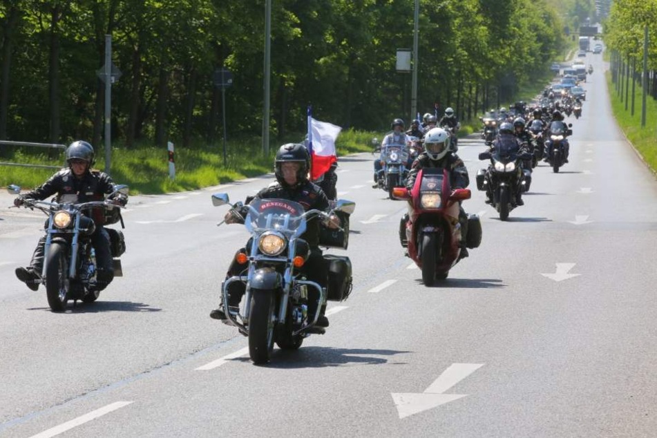 Die Nachtwölfe auf ihrer Fahrt durch Dresden (hier Radeburger Straße).
