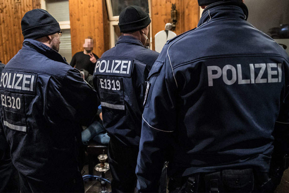 Polizisten durchsuchten die Wohnung des Anrufers. (Symbolbild)