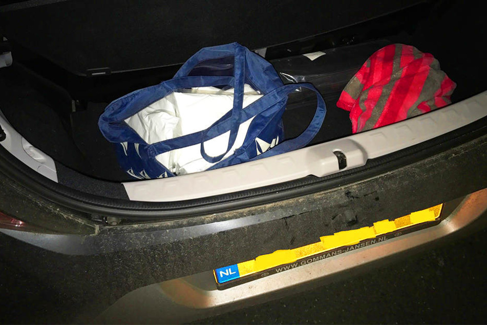 Zwölf Kilo Amphetamine versteckte ein Niederländer im Kofferraum seines Autos.