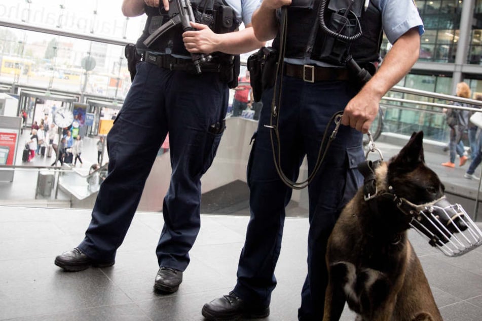 Beamte der Bundespolizei sicherten den Bahnhof ab. (Symbolbild)