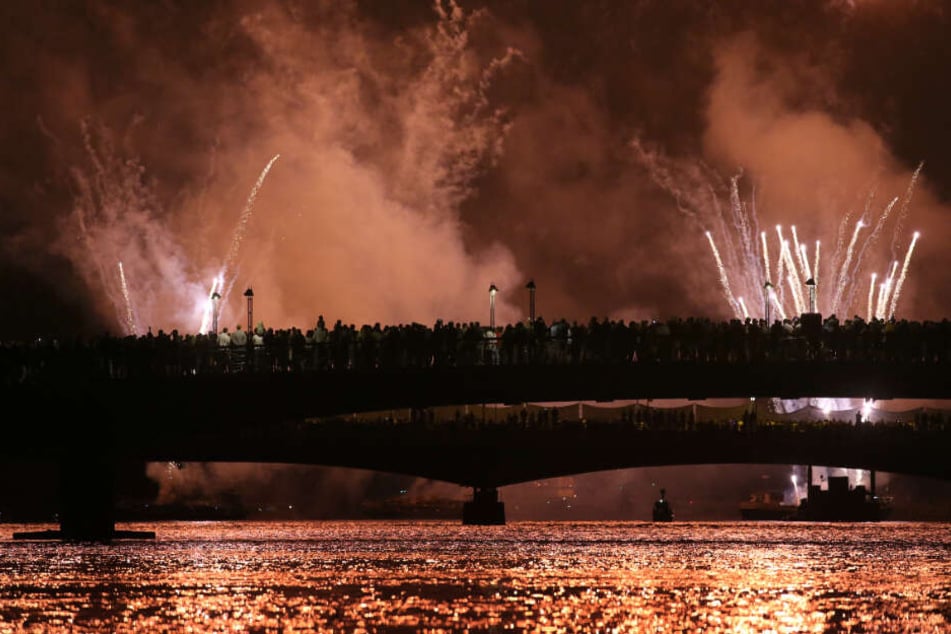 Besucher beobachten das Feuerwerk.