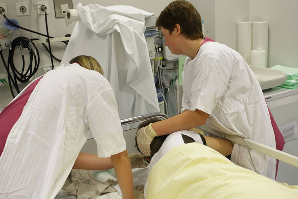 Zwei Krankenschwestern kümmern sich in der Notaufnahme eines Kinderkrankenhauses um einen stark betrunkenen Jugendlichen.