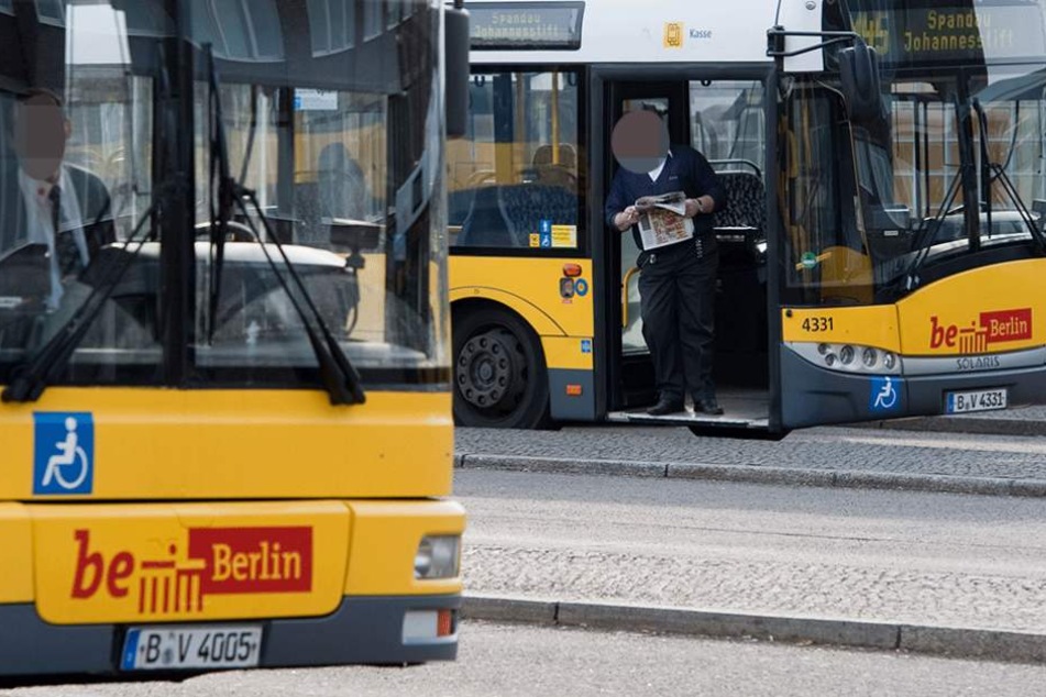 Die Scheibe eines Linienbusses ging bei dem Wurf zu Bruch (Symbolbild).