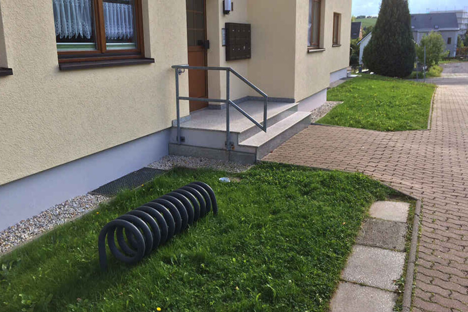 An diesem Fahrradständer wurde das Kleinkind entdeckt.