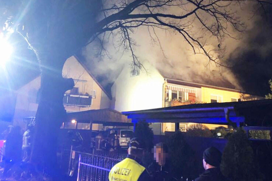 In Lichtenrade brannte am Samstagabend das gesamte Dach eines Wohnhauses.