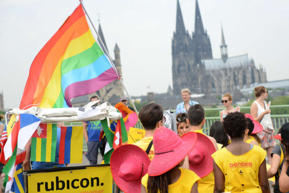 Die CSD-Parade lockt jedes Jahr Hundertausende Menschen nach Köln (Archivbild).