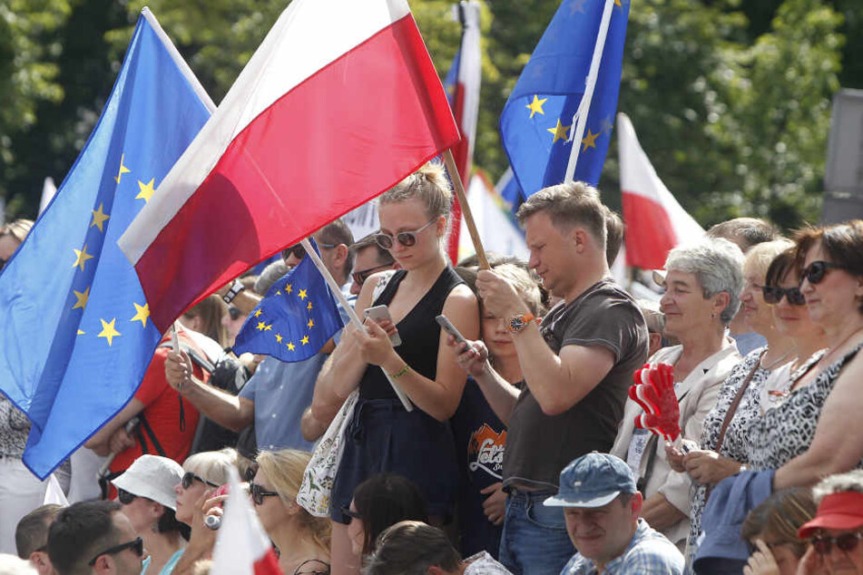 Demonstranten protestieren seit dem Wochenende vor dem Parlamentsgebäude in Warschau.