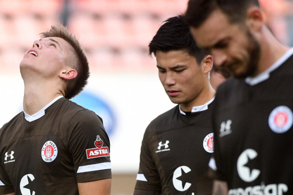 Finn-Ole Becker (von links nach rechts), Ryo Miyaichi und Borys Tashchy ärgern sich über die späten Gegentore.