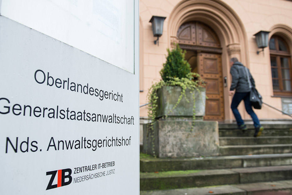 Nun müssen sich fünf Häftlinge und ein JVA-Beamter wegen Beihilfe vor Gericht verantworten.
