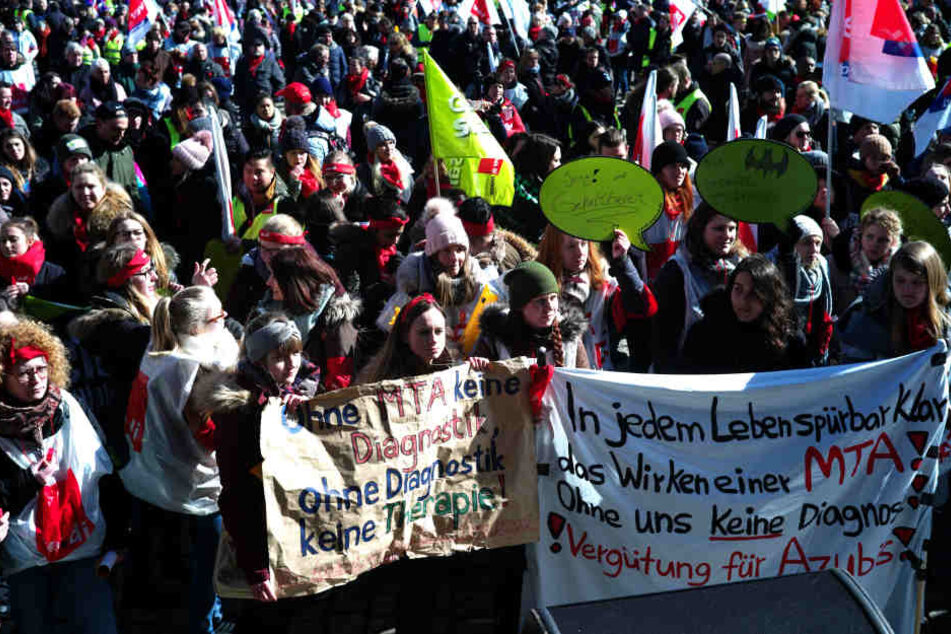 Nach dem ersten großen Warnstreik des öffentlichen Dienstes Anfang der Woche gehen die Menschen auch heute wieder auf die Straße. (Symbolbild)